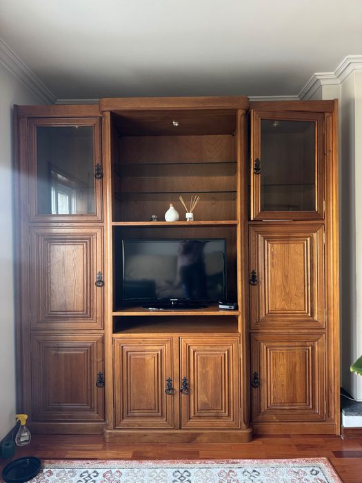 Móvel de sala grande em madeira escura com muita arrumação