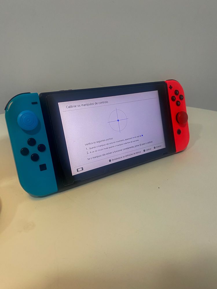 Aproveita leva 2 jogos !!! Nintendo Switch (como nova) + 2 comandos