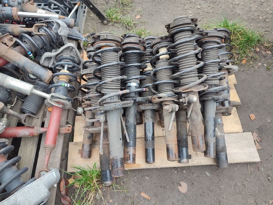 Амортизатор передній Фольксваген Гольф 5 6 Пассат Б6 Б7 Шкода Октавія