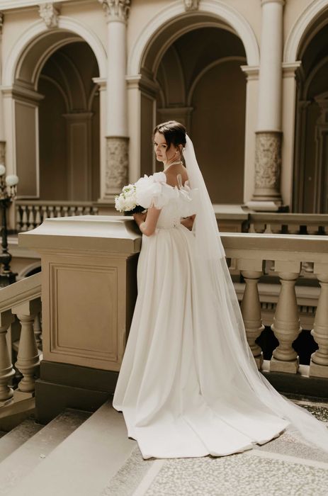 Весільна сукня з розрізом на ніжці