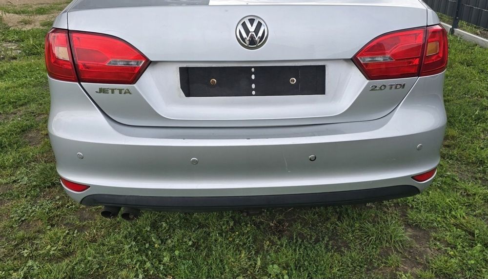 Задній бампер Volkswagen Jetta 6 2010-2018 LA7W під парктроніки