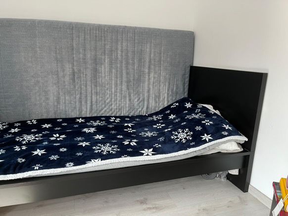 Czarne łóżko ikea