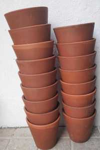 Mini vasos em barro para plantas naturais ou outras.