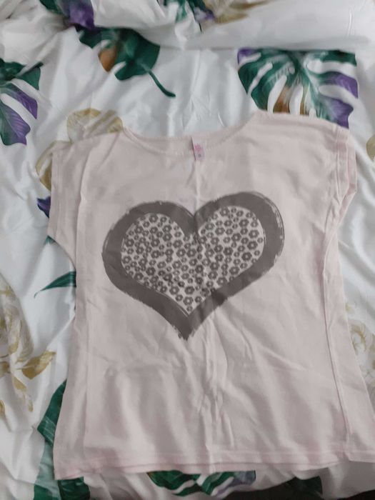 różowa koszulka z sercem