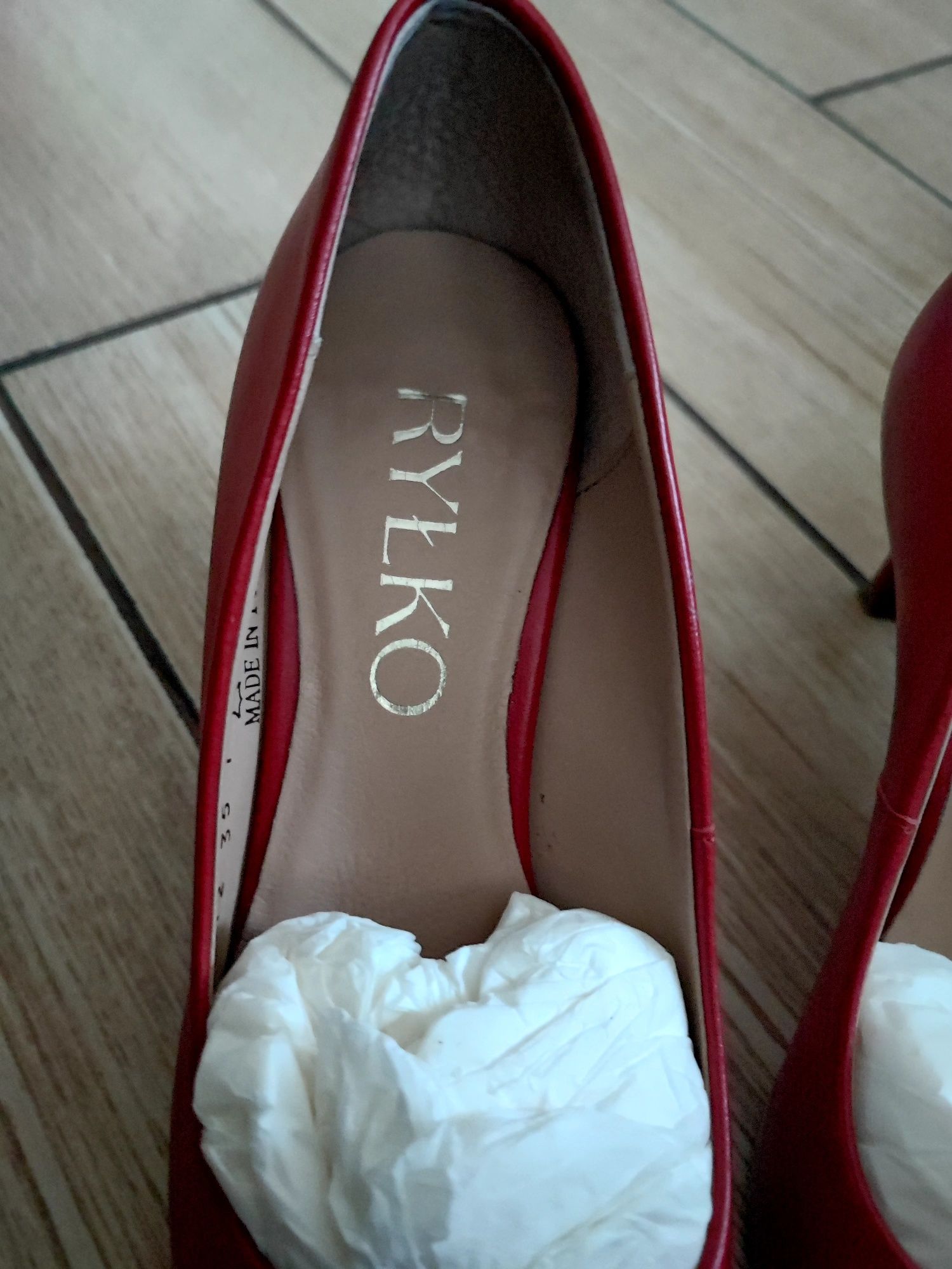 Czerwone buty firmy  Ryłko rozmiar 35. Naturalna skora