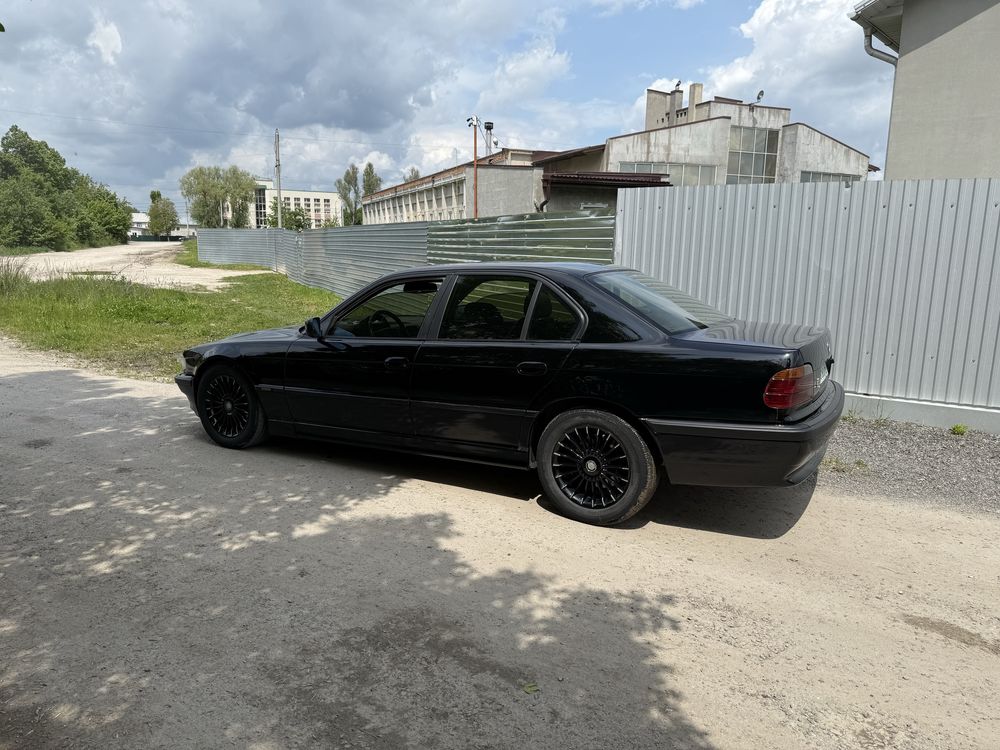 BMW 7 e38 Чорна газ бензин