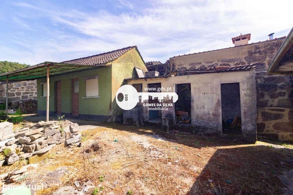 Moradia para restauro c/ 1400m2 de terreno em Arentim