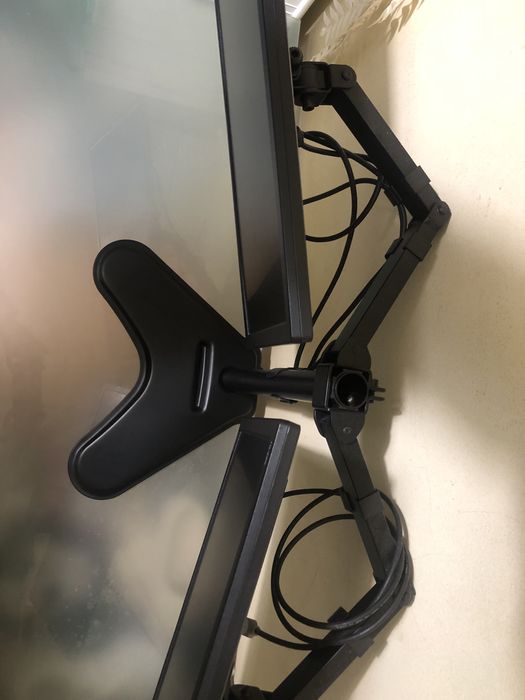 Suporte até 3 monitores (17 a 32”) com base robusta