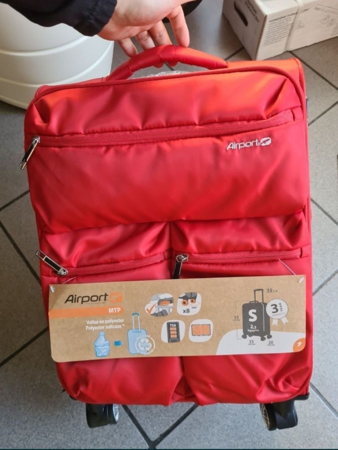 Nowa Walizka Airport duże 4 kółka 55x35x20cm zamek kod red