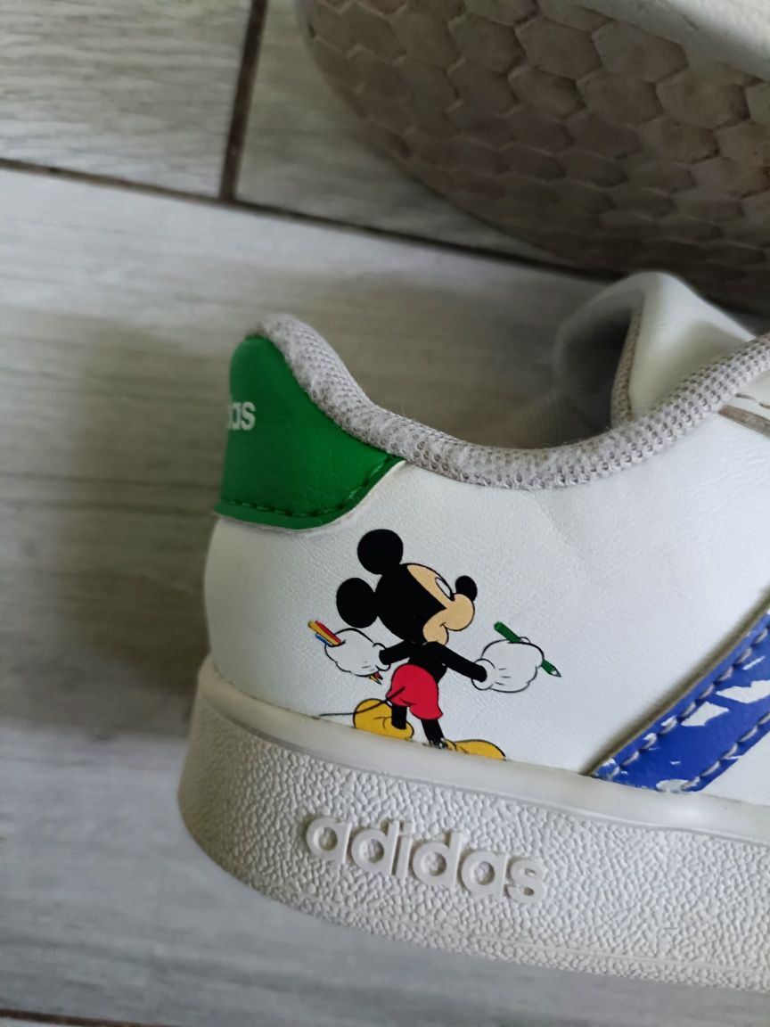 Białe buty Adidas 27 Myszka Mickey sneakersy na rzep chłopięce