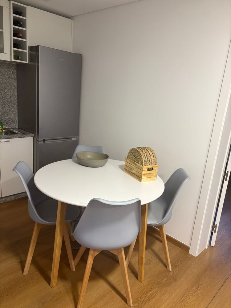 Mesa com 4 cadeiras