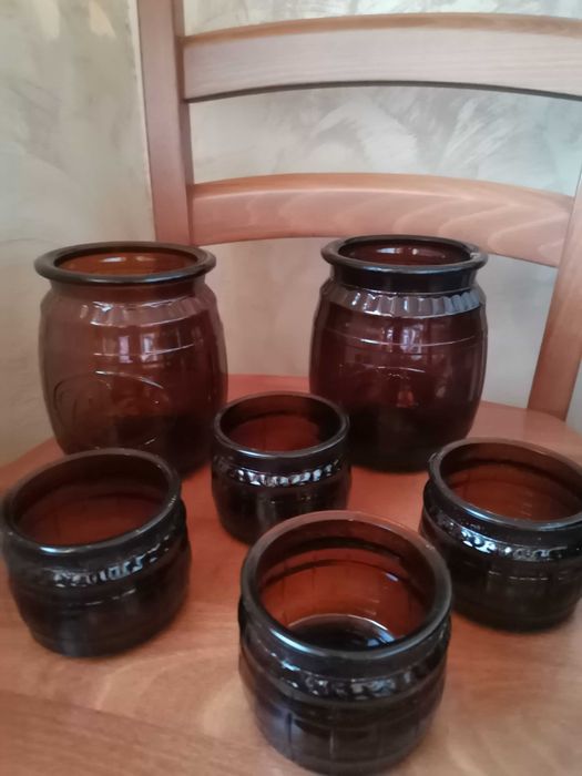 Szklane pojemniki na owoce w rumie