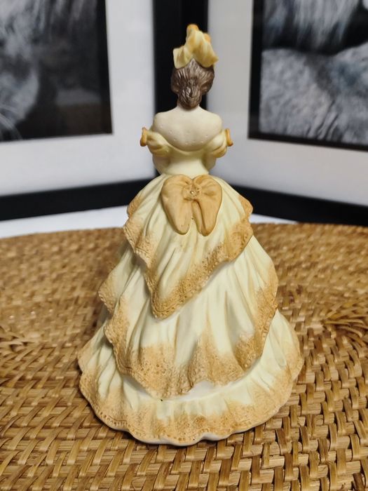 фарфоровая статуетка Coalport Beau Monde "Анастасия".  1993р