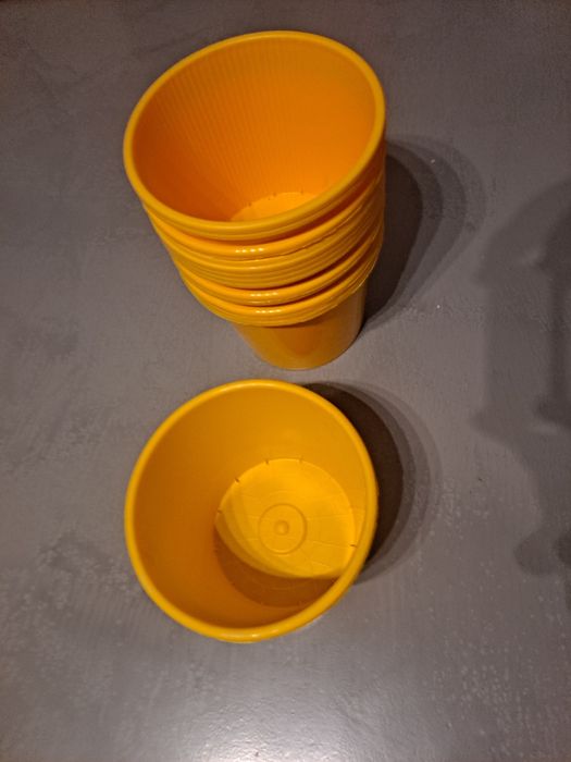 Pojemniki plastikowe w kształcie doniczki kolor zolty