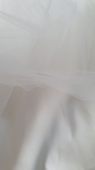 Rever Biała sukienka z ozdobnymi koralikamii tiulowa  Sisi 140 146