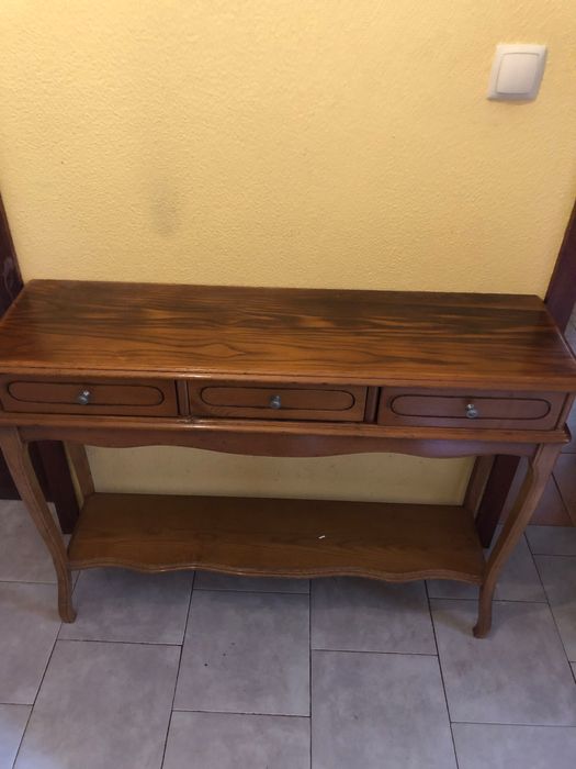 Móvel e espelho de entrada