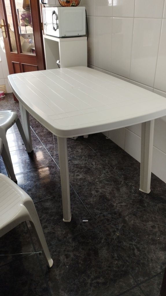 Conjunto de mesa com cadeiras