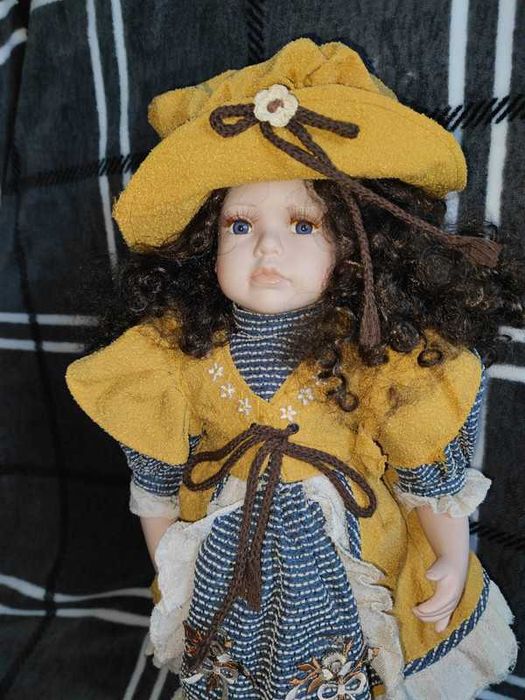Lalka porcelanowa vintage rustykalna z burzą kręconych loków