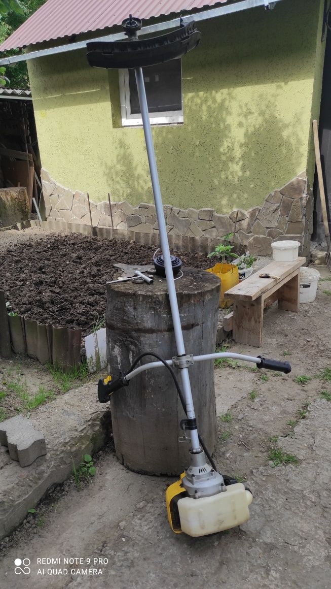 Продам бензокосилку