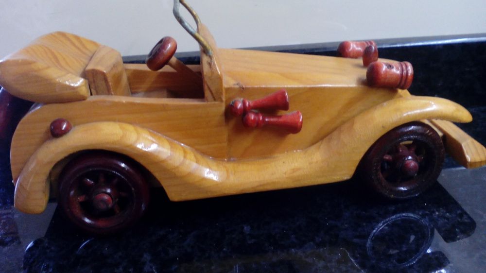 Carros em madeira de coleção