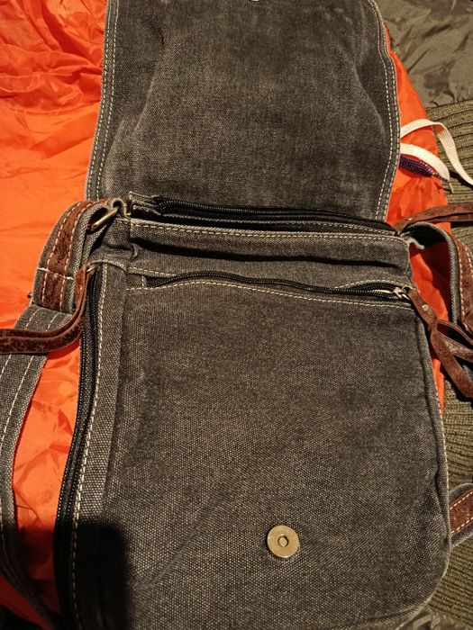 Молодіжна сумка через плече в гарному стані