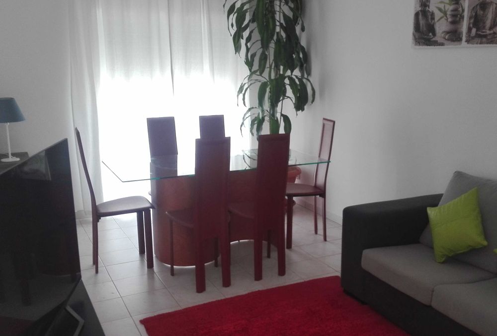 Mesa de Sala em vidro e 6 cadeiras em Couro