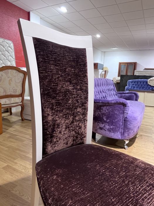 Cadeira branca e  veludo castanha