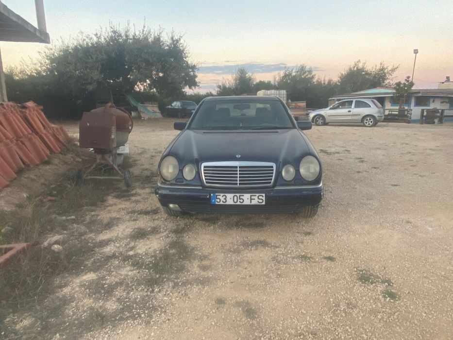 Carro Mercedes em bom estado