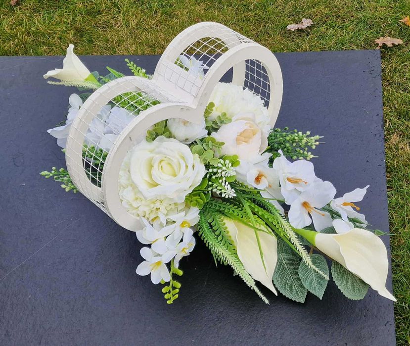 Kompozycja kwiatowa na grób cmentarz stroik serce ikebana Z605