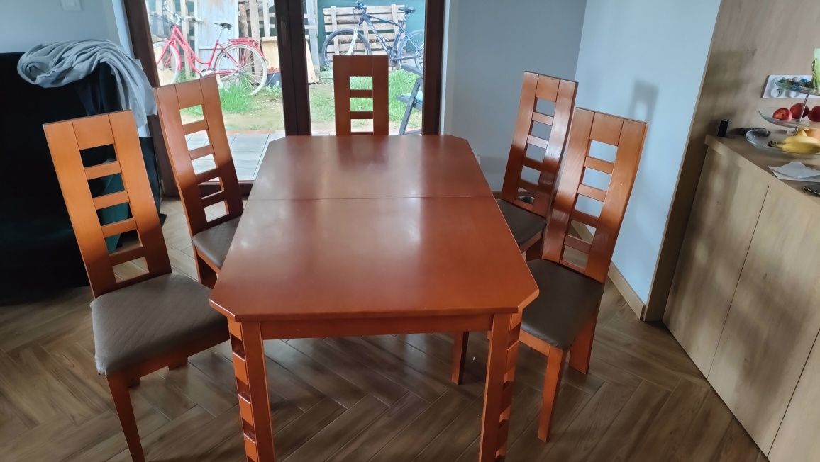 Stół z krzesłami