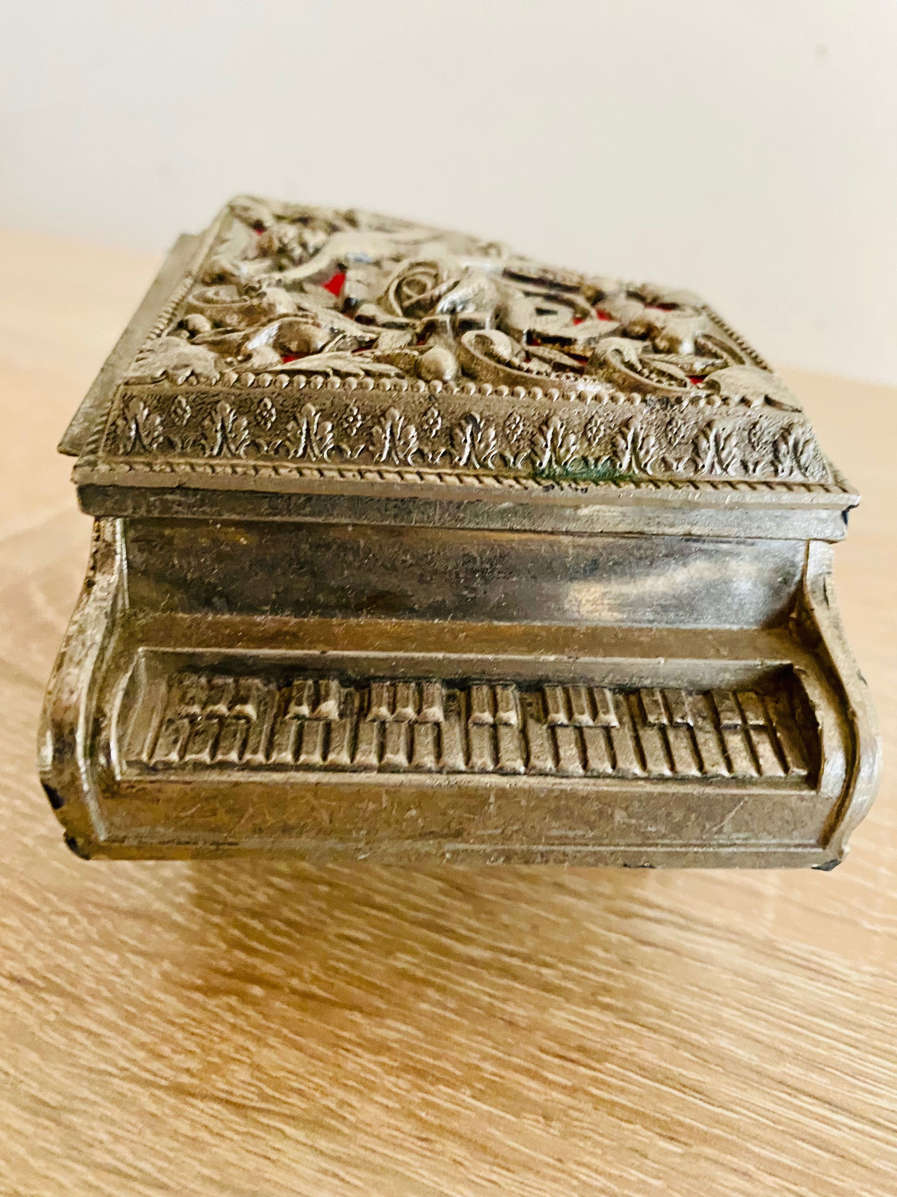 Zabytkowy zdobiony fortepian pianino piano muzyka antyk