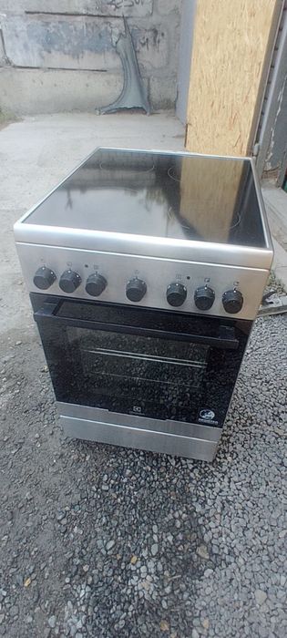 Плита (электрическая, 4 конфорки, и духовка).
