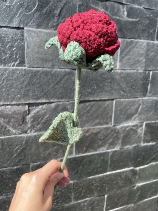 róża handmade z wloczki czerwona