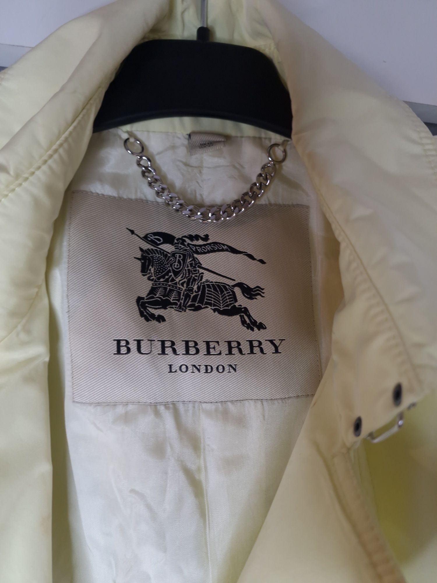 Żółty płaszcz burberry