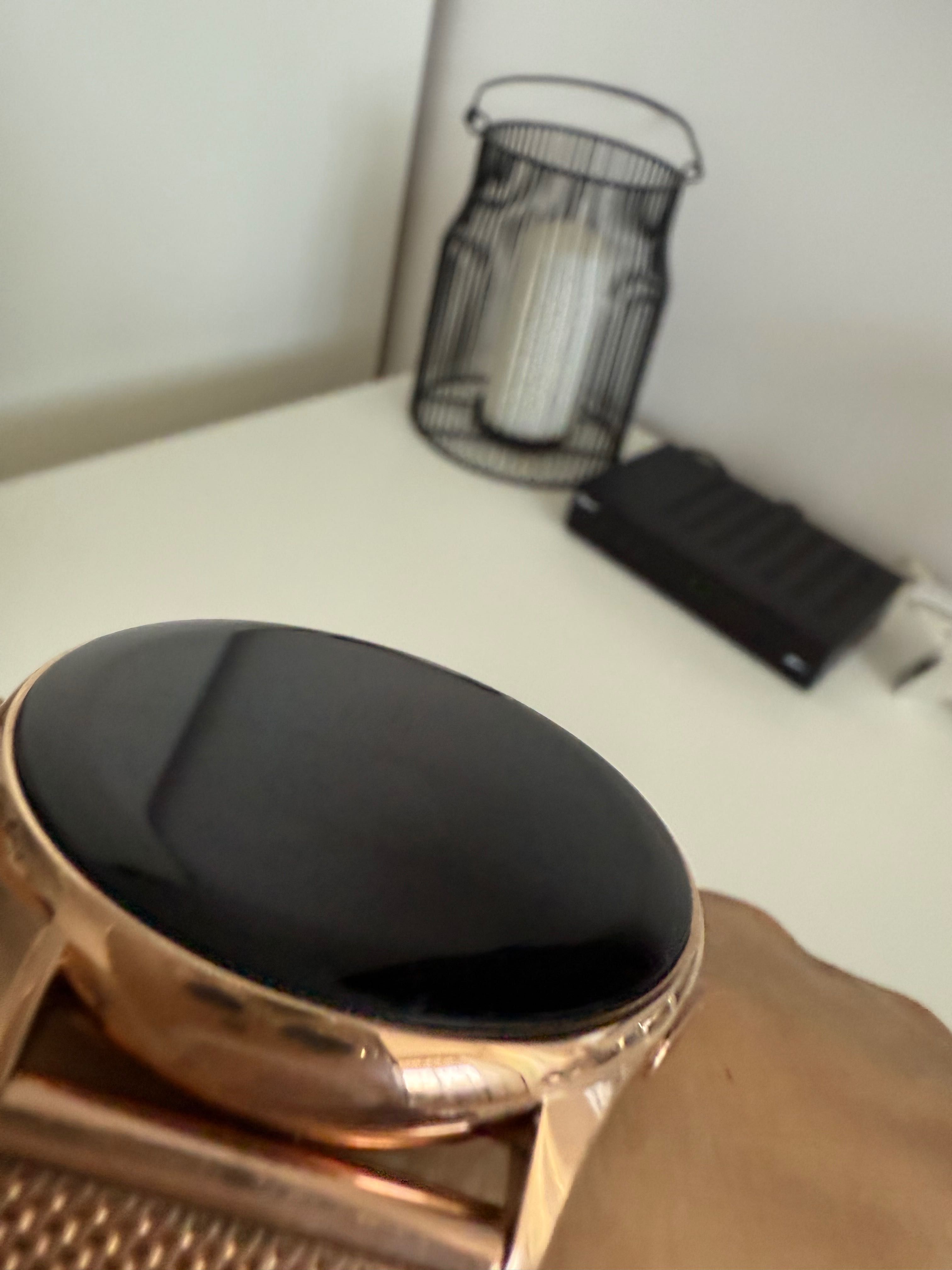 Nowy smartwatch zloty