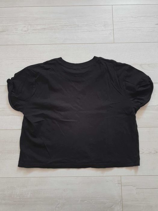 czarny crop top z małą kieszonką