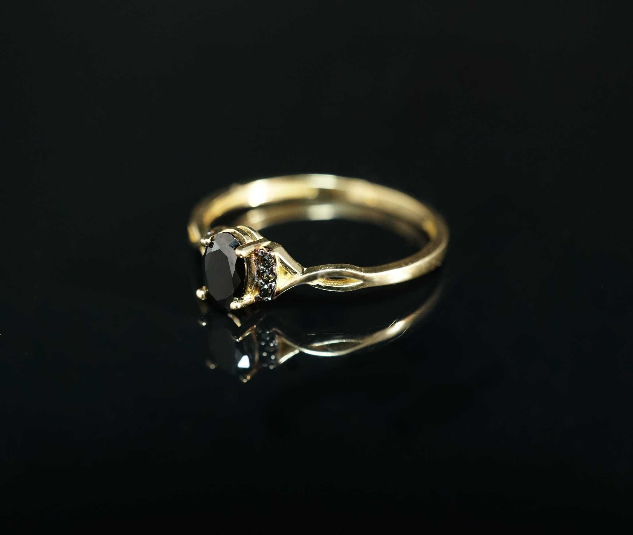 Złoto 585 - złoty pierścionek z czarnymi cyrkoniami. Rozm 16