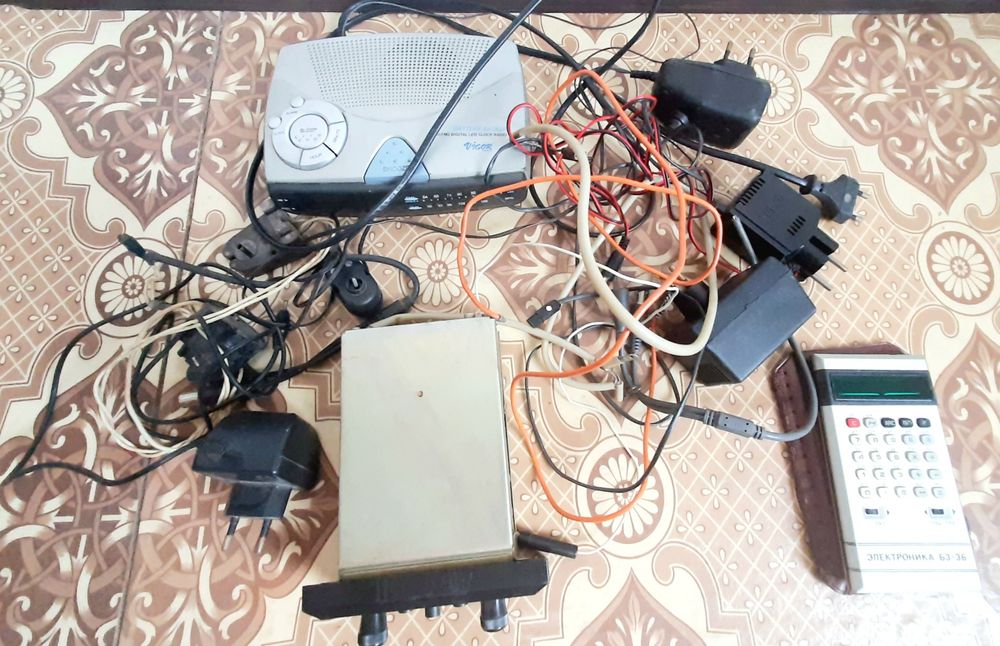 Автомагнітола стара та зарядки