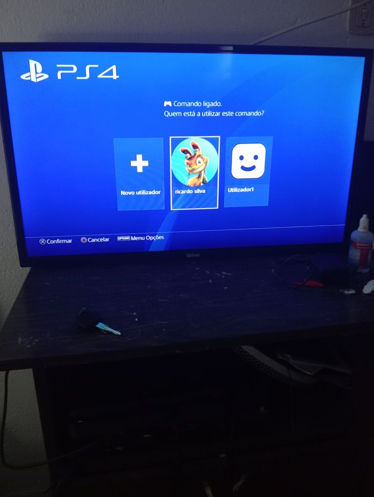 Ps4 com 3 jogos incluídos e 2 comandos