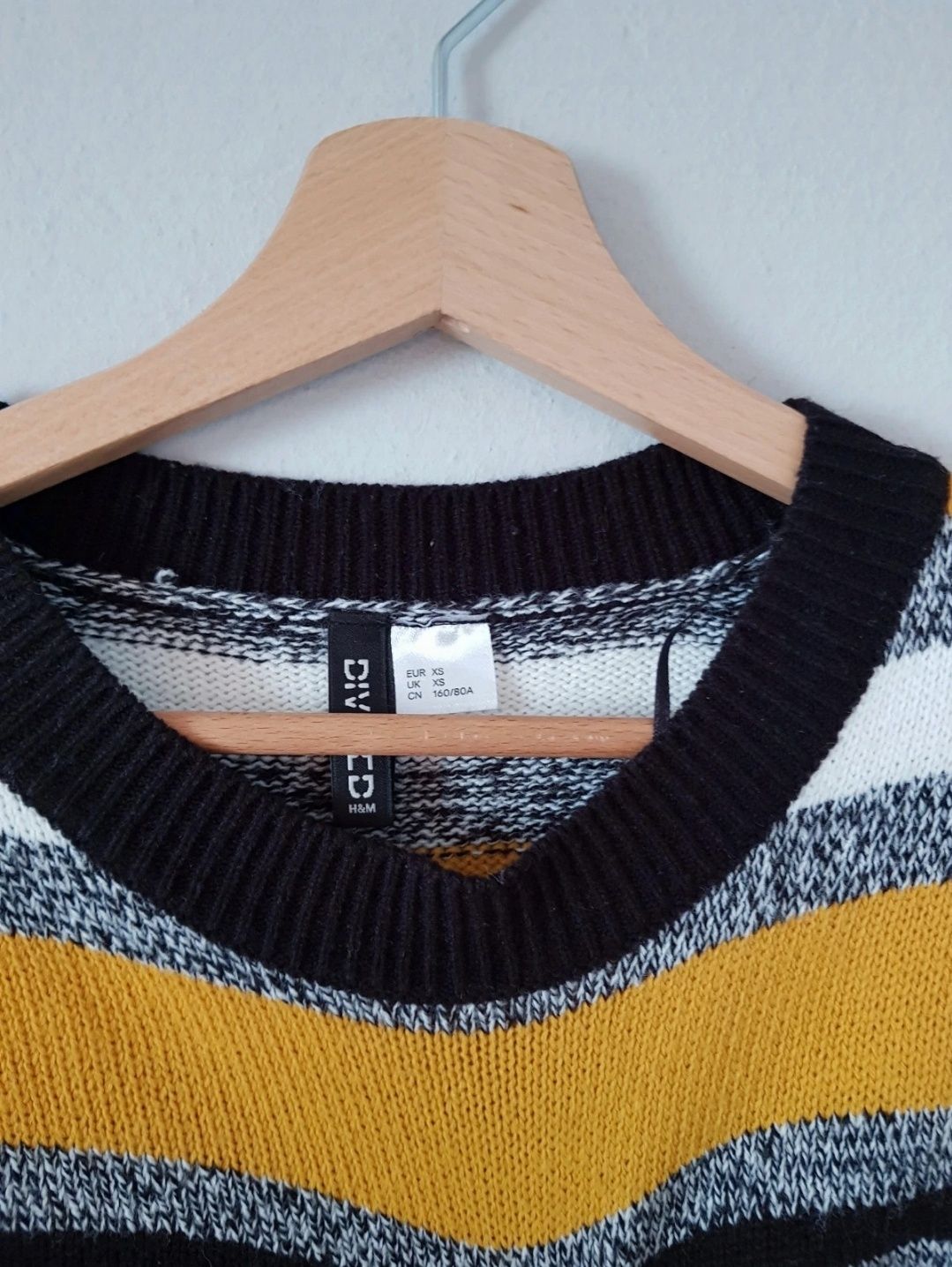 Krótki sweter w paski z H&M na jesień