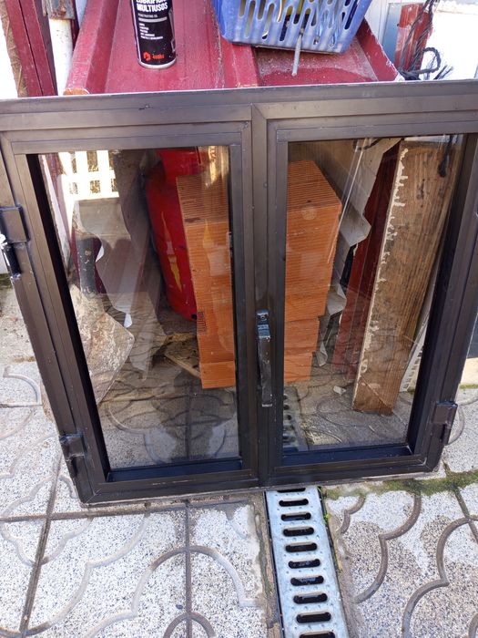 Janelas de alumínio castanho várias