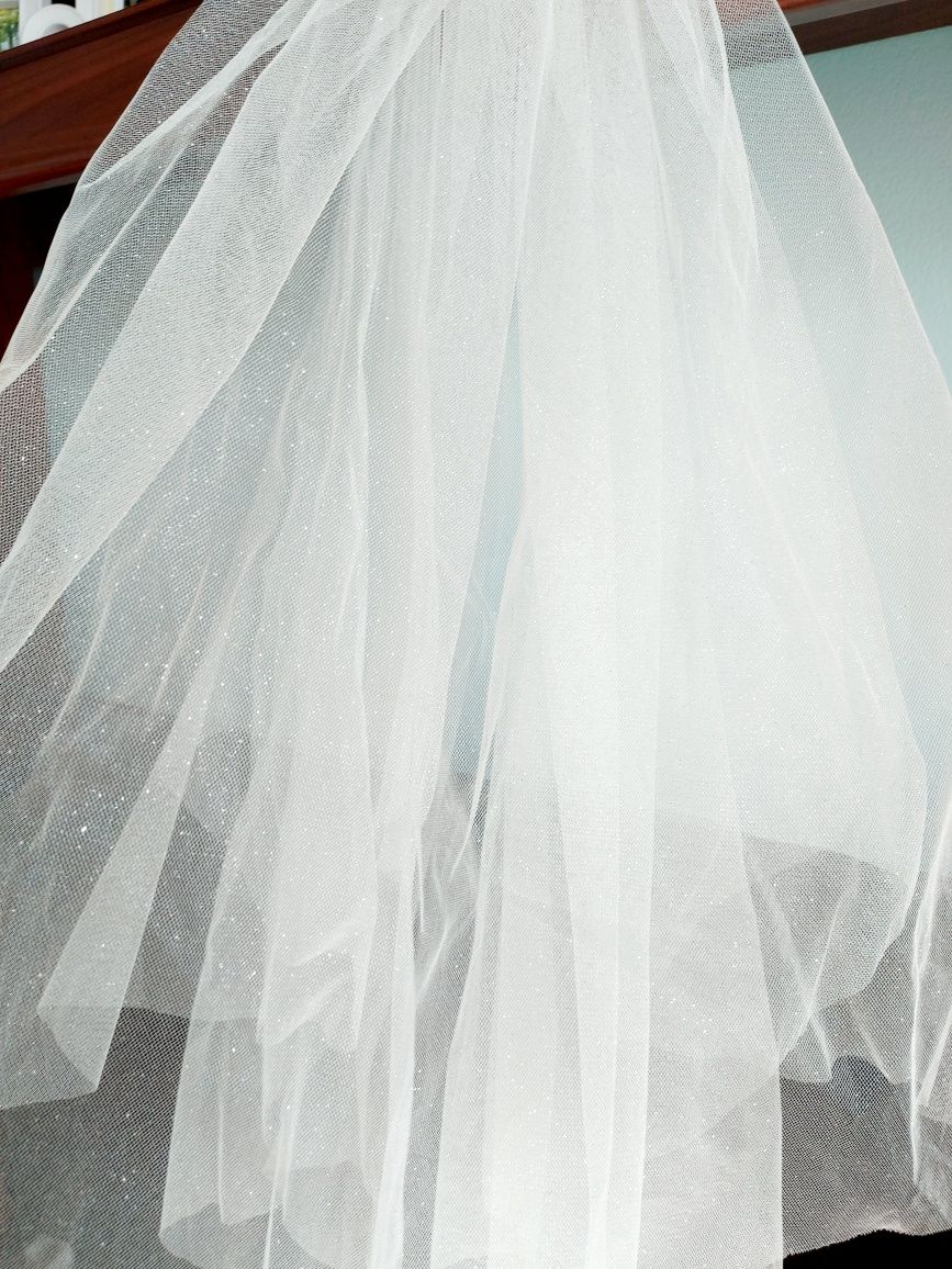 Suknia ślubna Emanuela z welonem, biżuterią oraz pokrowcem