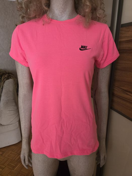 Koszulka damska Nike w kolorze różowym logo jest szyte i rekaw