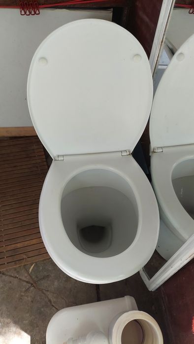 Muszla klozetowa i spłuczka