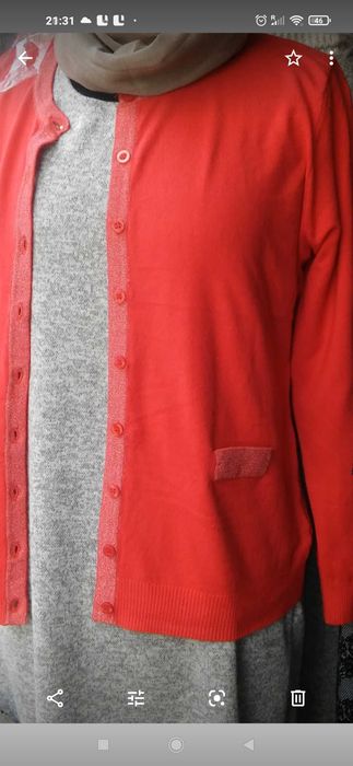 Duży ładny czerwony, damski sweterek z ozdobnym zapięciem.