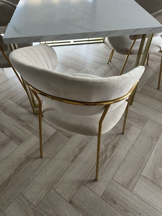 Tapicerowane beżowe krzesła