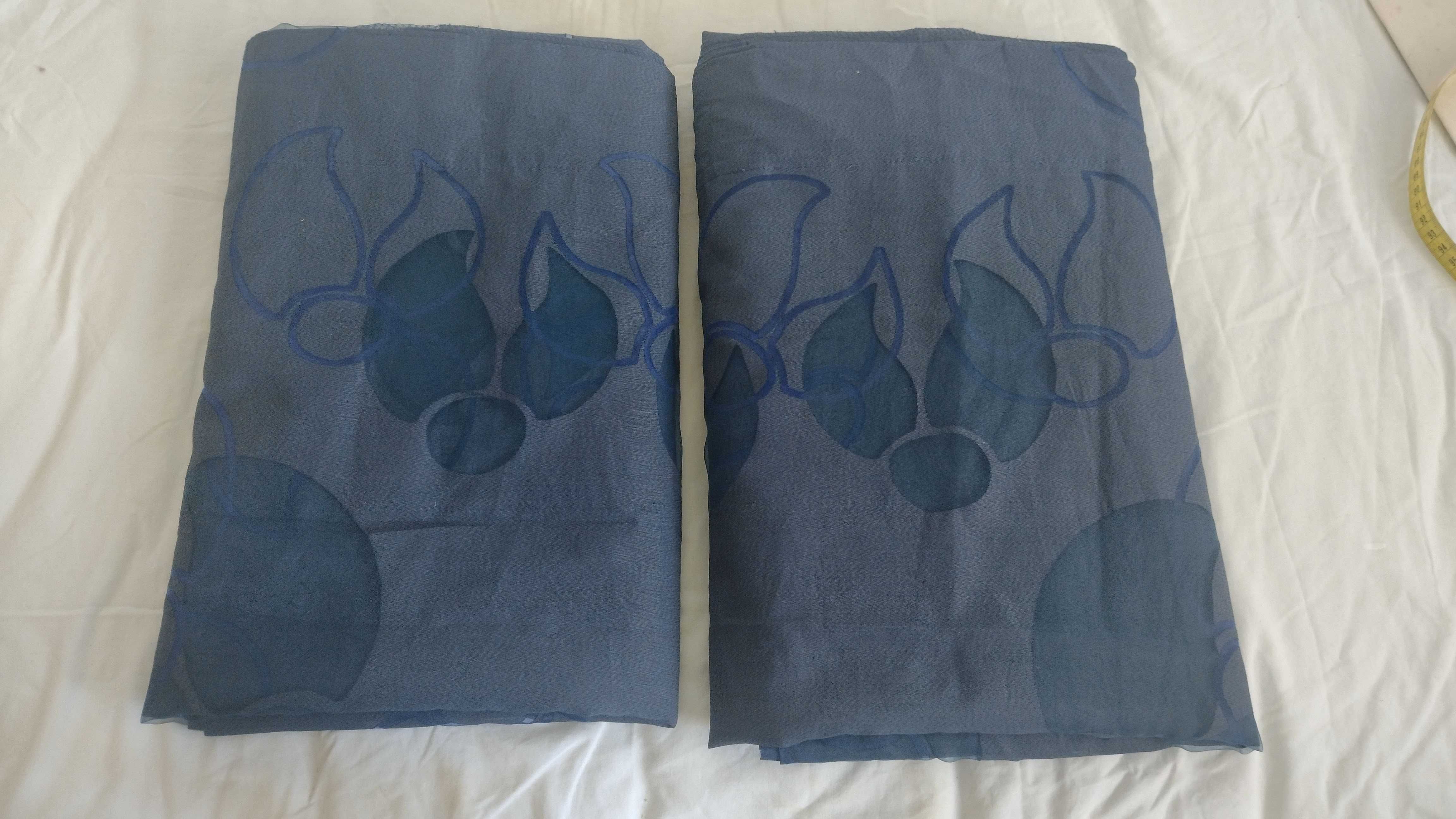 Par cortinados IKEA, descontinuados,  azul escuro, flores estilizadas