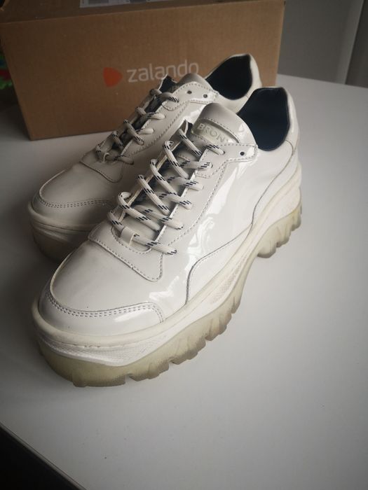 Kremowe sneakersy Bronx 40