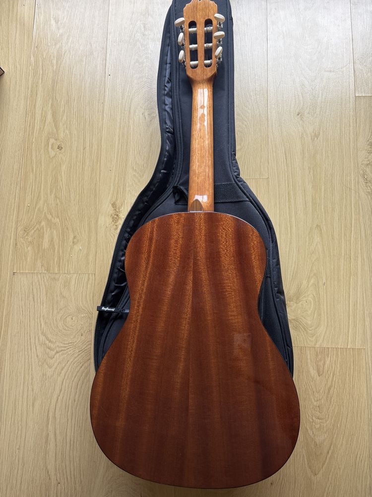 Guitarra admira com capa