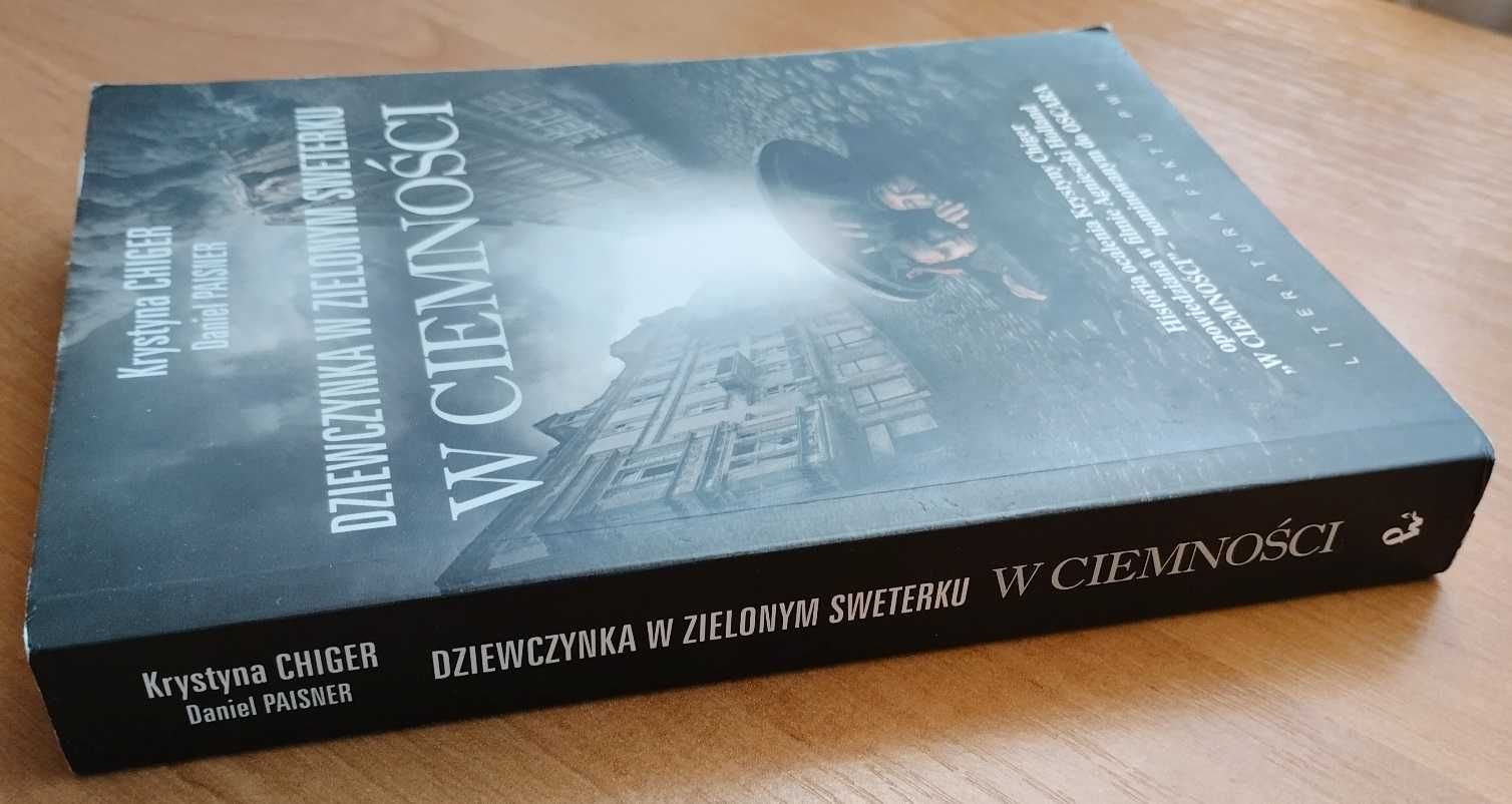 Dziewczynka w zielonym sweterku. W ciemności - K. Chiger D. Paisner
